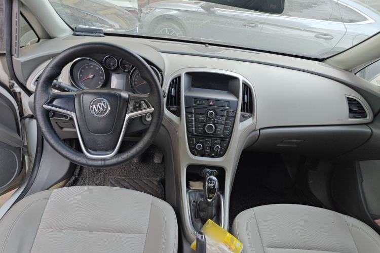Used Buick GT 2010 XT 1.6L Manual Entry-Level Model Center Console