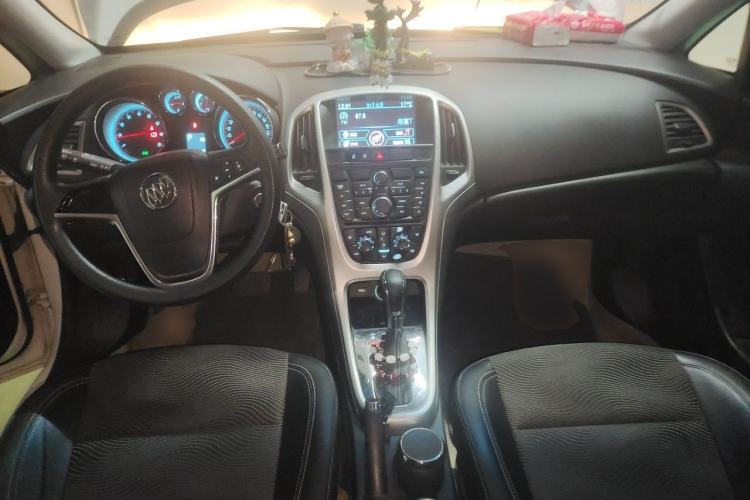 Used Buick GT 2010 XT 1.6L Automatic Fashion Edition Center Console