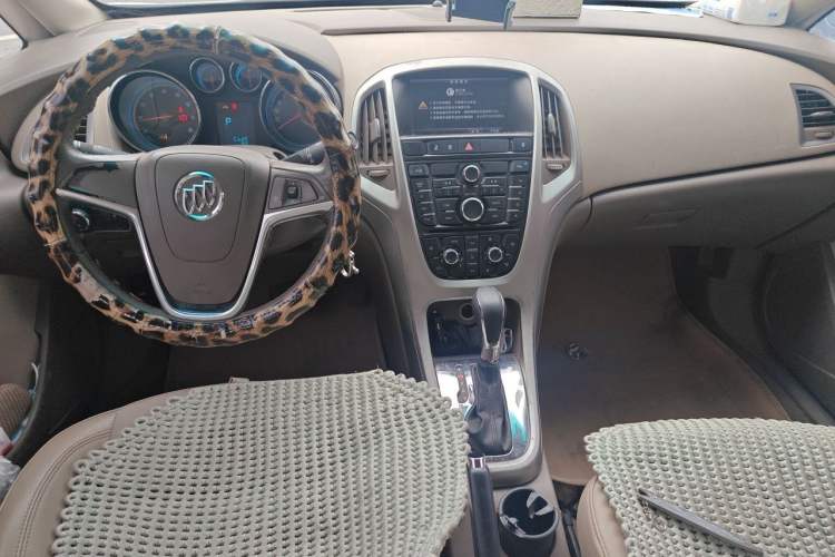 Used Buick GT 2010 GT 1.6L Automatic Fashion Edition Center Console