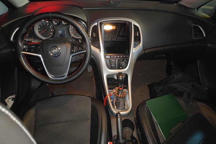 Used Buick GT 2010 XT 1.6L Automatic Fashion Edition Center Console