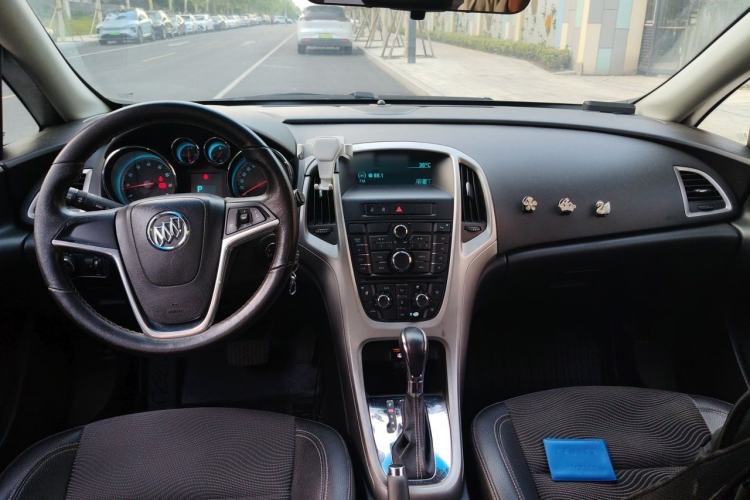 Used Buick GT 2010 XT 1.8L Automatic Fashion Edition Center Console