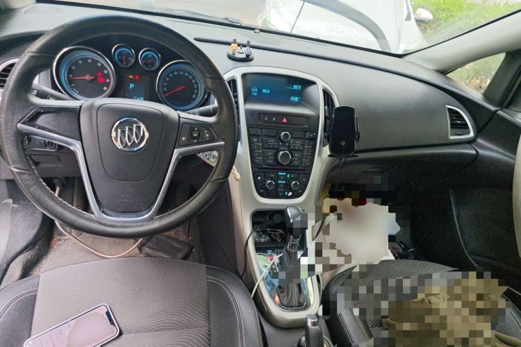 Used Buick GT 2010 XT 1.8L Automatic Fashion Edition Center Console