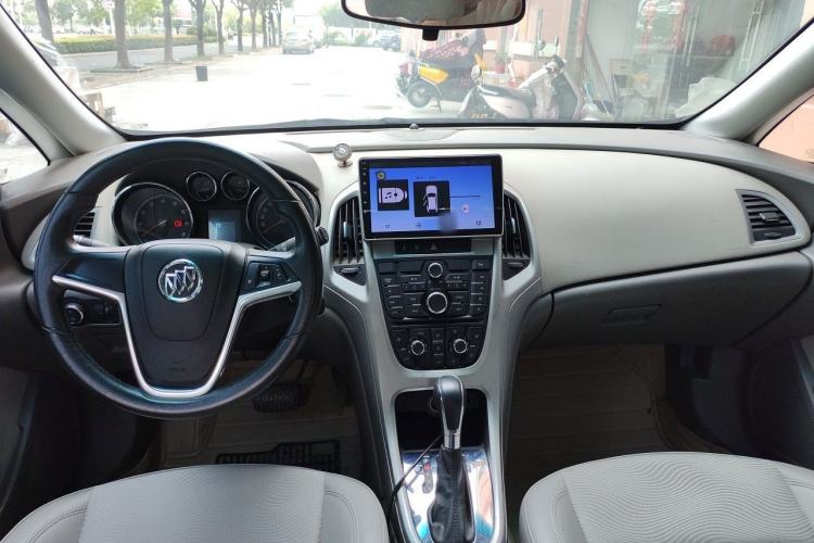 Used Buick GT 2010 XT 1.6L Automatic Fashion Edition Center Console