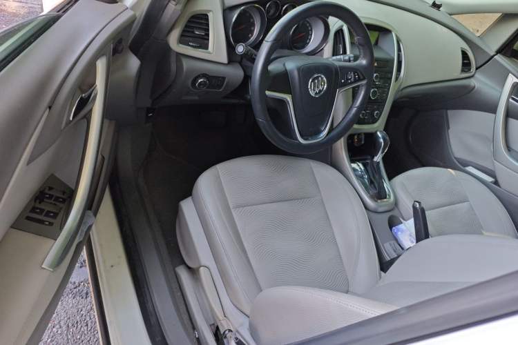 Used Buick GT 2010 XT 1.6L Automatic Fashion Edition Driver Seat
