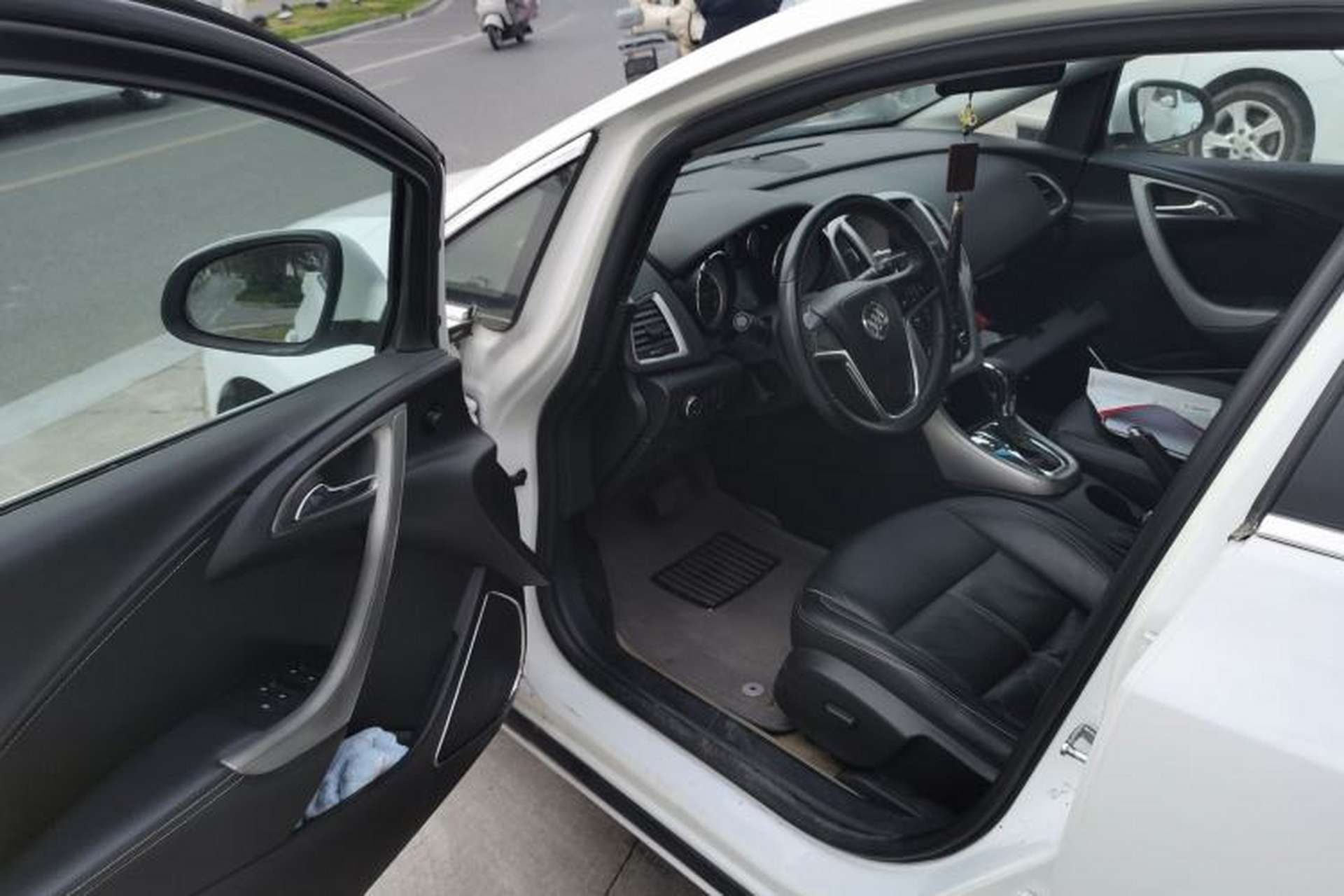 Used Buick GT 2010 XT 1.8L Automatic Deluxe Edition Driver Seat