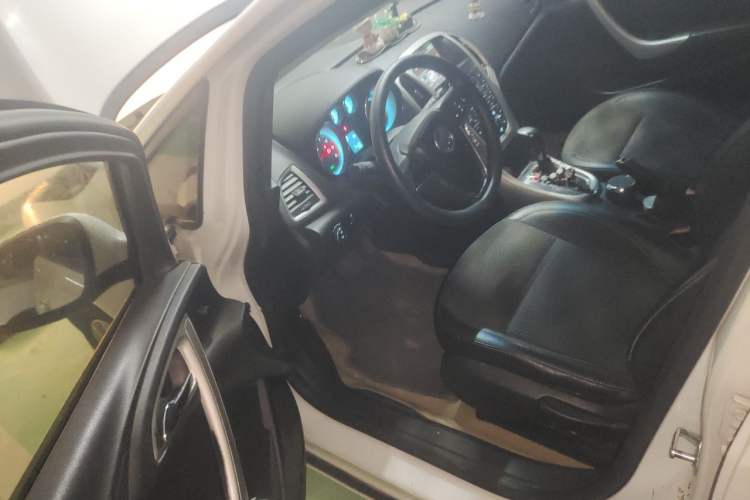 Used Buick GT 2010 XT 1.6L Automatic Fashion Edition Driver Seat