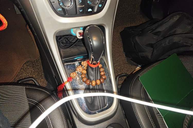 Used Buick GT 2010 XT 1.6L Automatic Fashion Edition Gear Lever