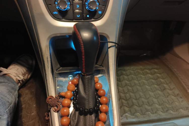 Used Buick GT 2010 GT 1.6L Automatic Fashion Edition Gear Lever