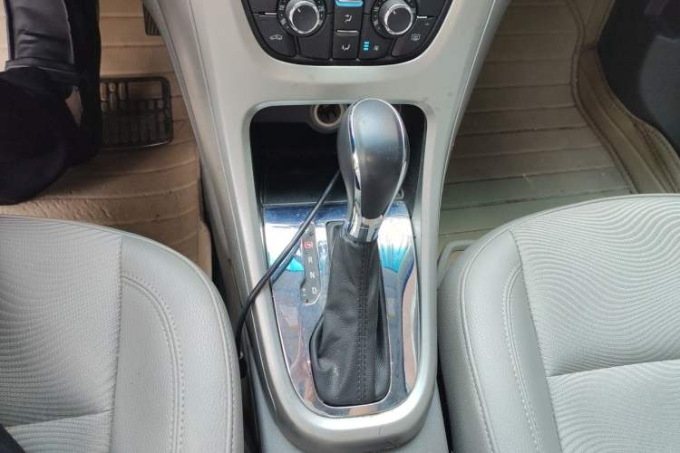 Used Buick GT 2010 XT 1.6L Automatic Fashion Edition Gear Lever