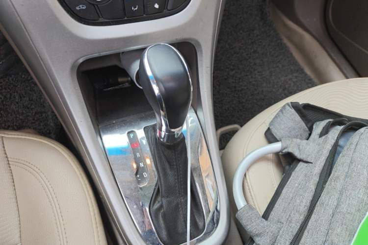 Used Buick GT 2010 GT 1.6L Automatic Fashion Edition Gear Lever