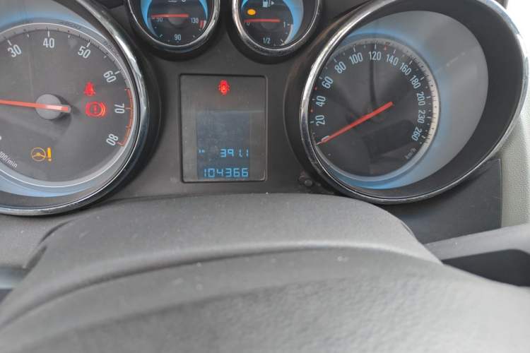 Used Buick GT 2010 XT 1.6L Manual Entry-Level Model Odometer Close Up