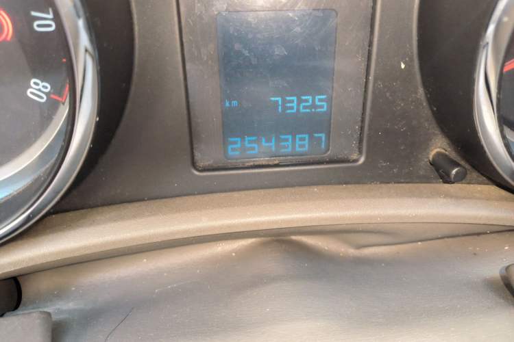 Used Buick GT 2010 GT 1.6L Manual Entry-Level Model Odometer Close Up