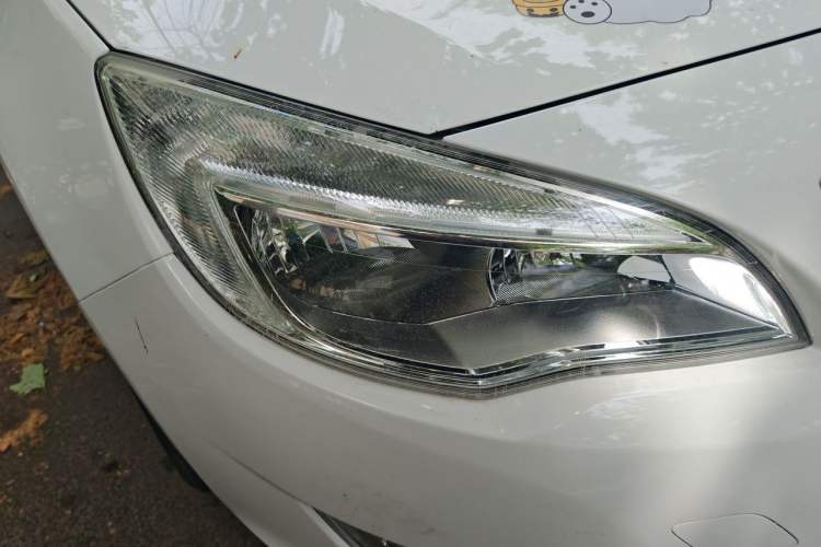 Used Buick GT 2010 XT 1.8L Automatic Fashion Edition Right Front Headlight