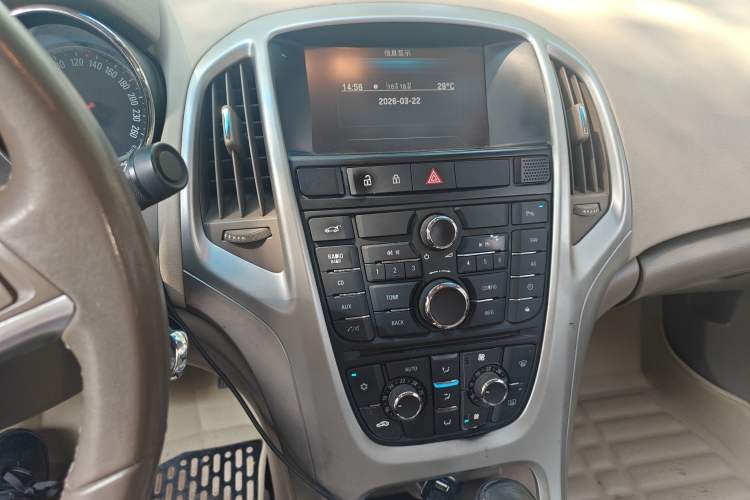 Used Buick GT 2010 GT 1.6L Automatic Fashion Edition Audio And AC Panel