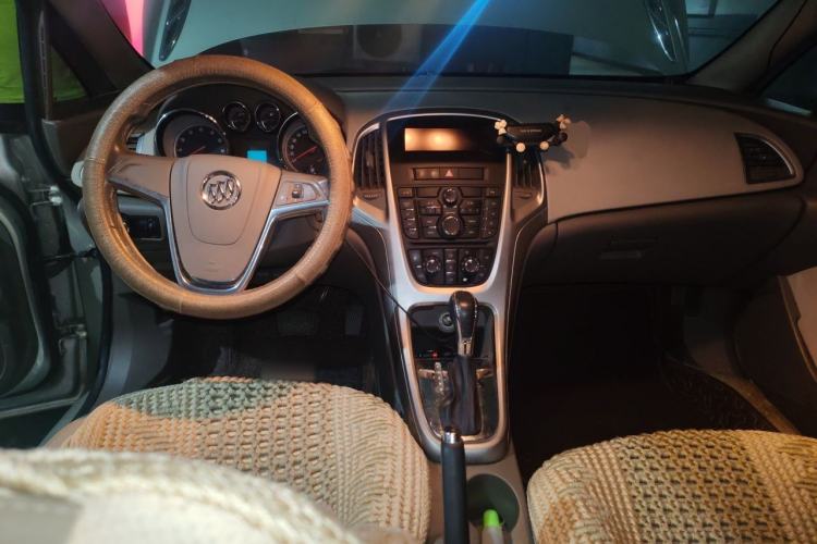 Used Buick GT 2010 GT 1.6L Automatic Fashion Edition Center Console