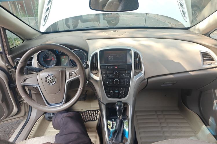 Used Buick GT 2010 GT 1.6L Automatic Fashion Edition Center Console