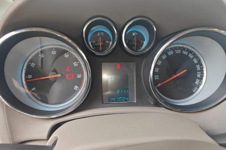 Used Buick GT 2010 GT 1.6L Automatic Fashion Edition Odometer Close Up