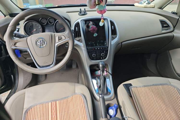 Used Buick GT 2011 GT 1.8L Automatic Fashion Edition Leather Model Center Console