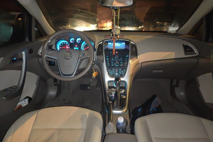 Used Buick GT 2011 GT 1.8L Automatic Fashion Edition Leather Model Center Console