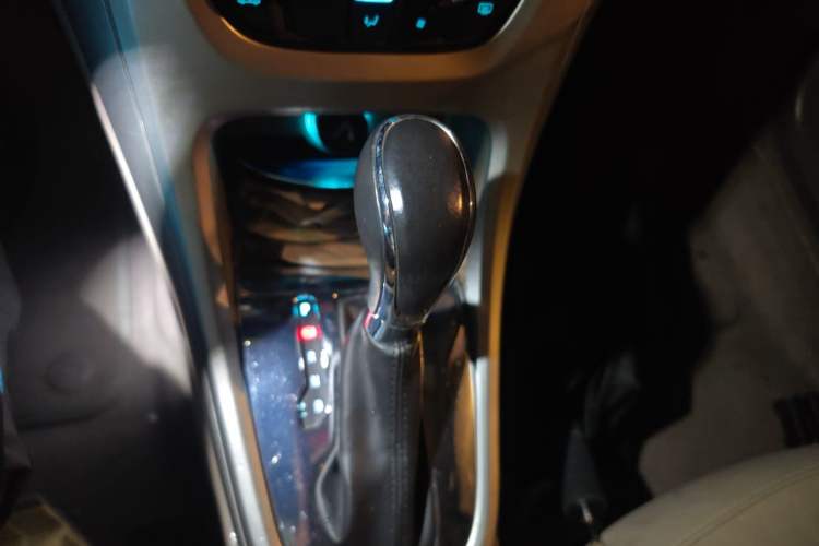 Used Buick GT 2011 GT 1.8L Automatic Fashion Edition Leather Model Gear Lever