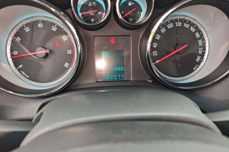 Used Buick GT 2011 GT 1.6T Fashion Sport Edition Leather Model Odometer Close Up