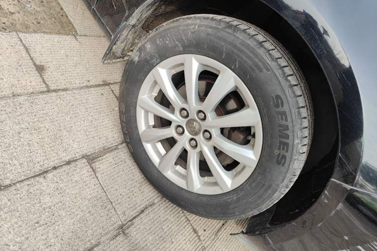 Used Buick GT 2011 GT 1.8L Automatic Fashion Edition Leather Model Right Front Wheel Hub