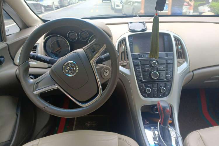 Used Buick GT 2011 GT 1.8L Automatic Fashion Edition Leather Model Center Console