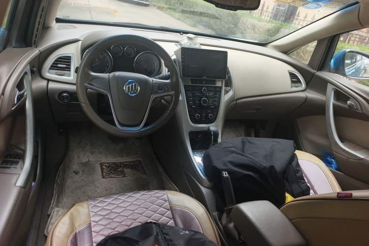 Used Buick GT 2011 GT 1.8L Automatic Fashion Edition Leather Model Center Console