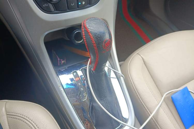 Used Buick GT 2011 GT 1.8L Automatic Fashion Edition Leather Model Gear Lever
