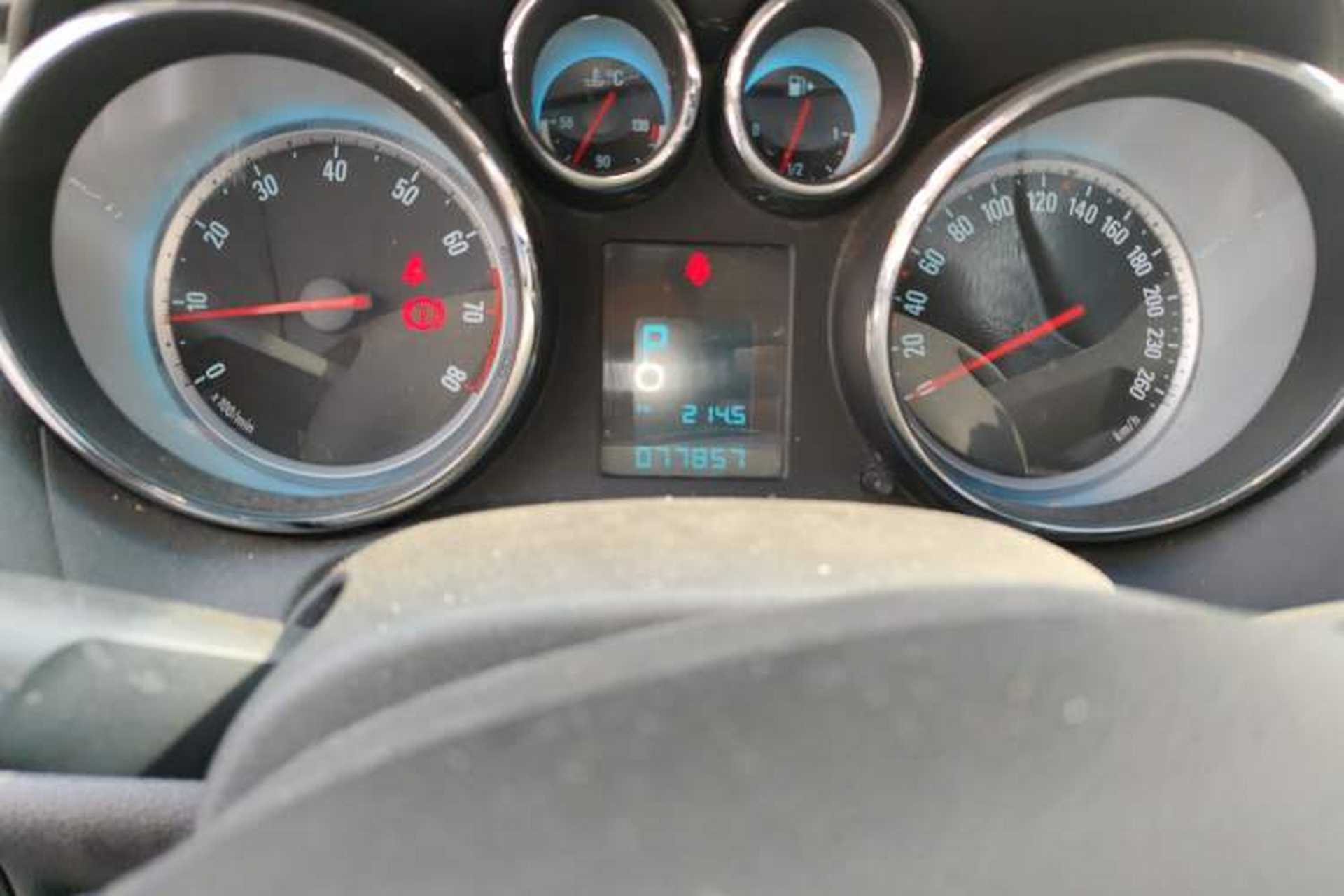Used Buick GT 2011 GT 1.6T Fashion Sport Edition Leather Model Odometer Close Up