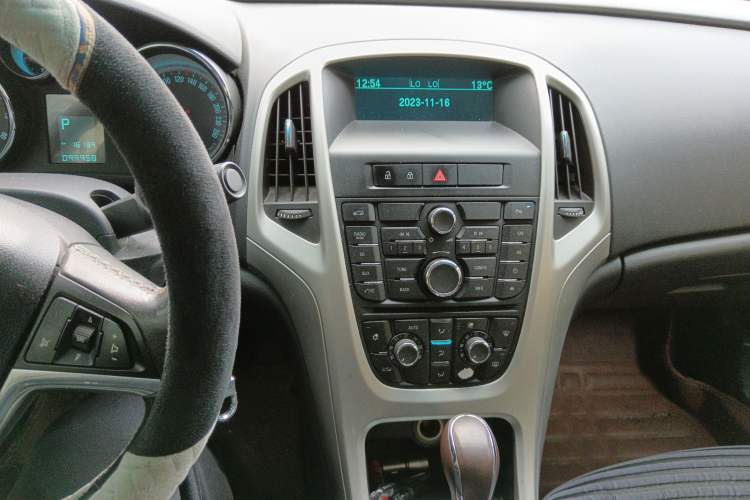 Used Buick GT 2011 GT 1.8L Automatic Fashion Edition Leather Model Audio And AC Panel