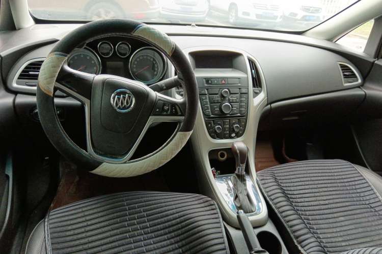 Used Buick GT 2011 GT 1.8L Automatic Fashion Edition Leather Model Center Console