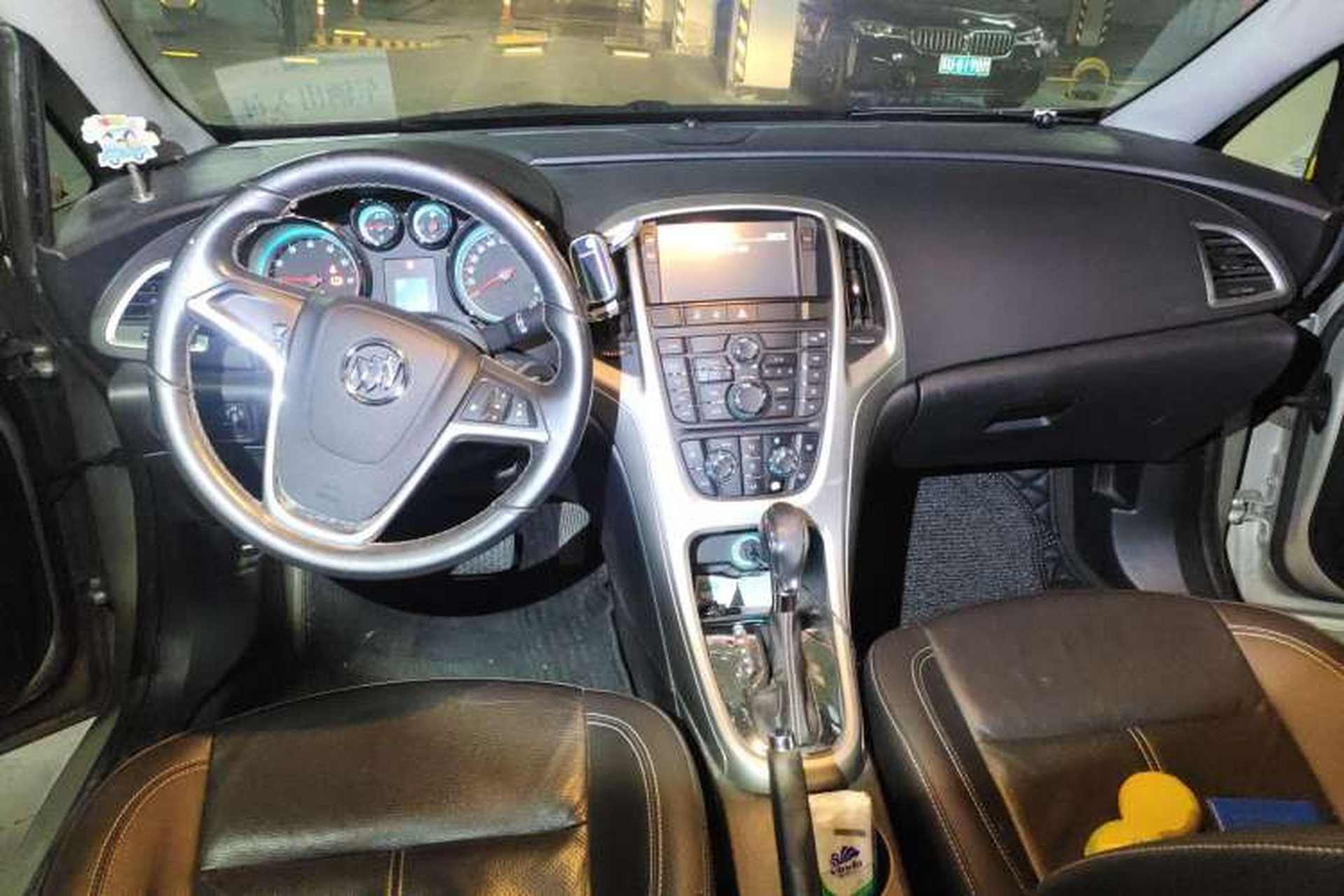 Used Buick GT 2011 GT 1.8L Automatic Fashion Edition Leather Model Center Console