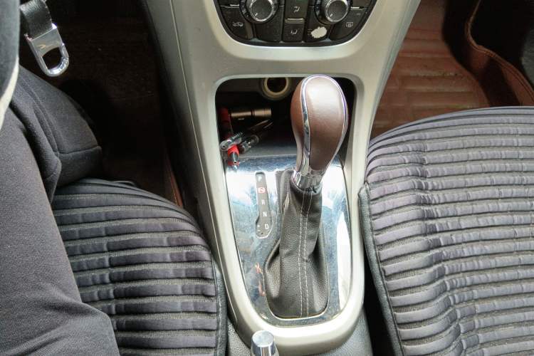 Used Buick GT 2011 GT 1.8L Automatic Fashion Edition Leather Model Gear Lever
