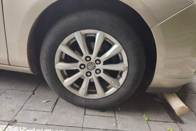 Used Buick GT 2011 GT 1.8L Automatic Fashion Edition Leather Model Right Front Wheel Hub