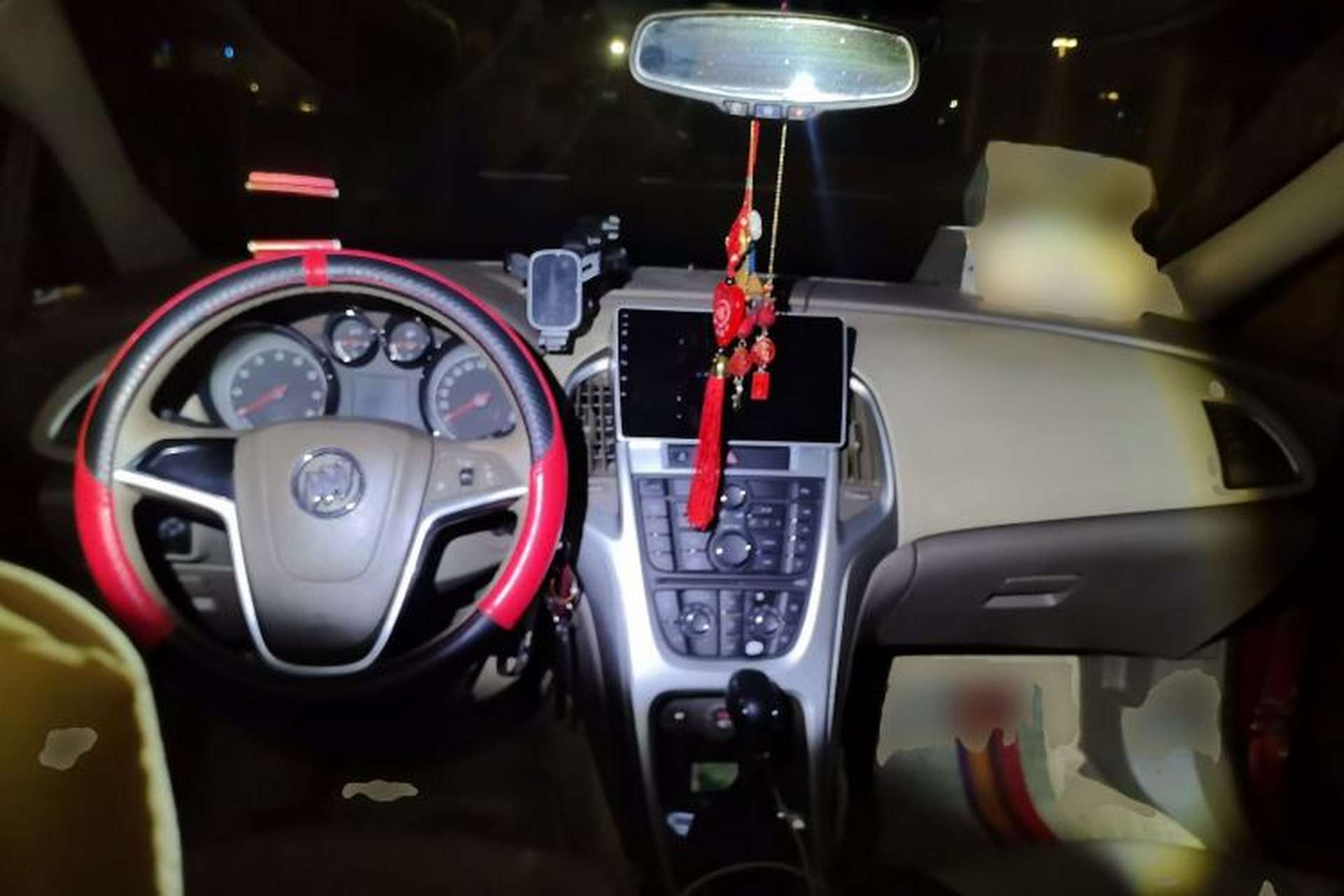 Used Buick GT 2011 GT 1.8L Automatic Fashion Edition Leather Model Center Console