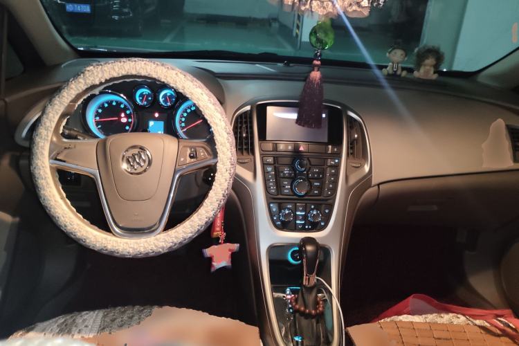 Used Buick GT 2011 GT 1.8L Automatic Fashion Edition Leather Model Center Console
