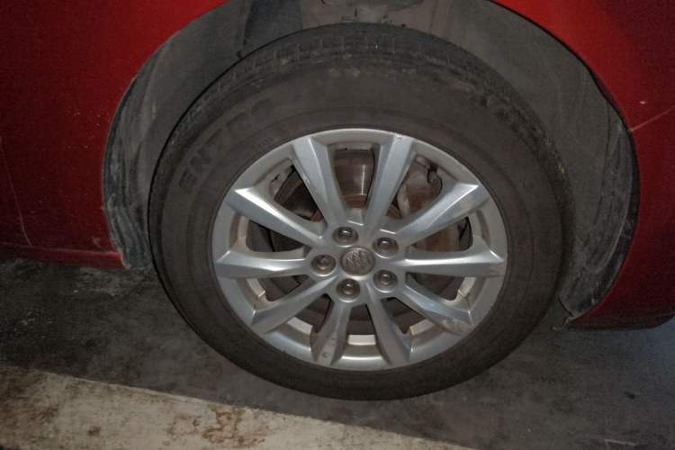 Used Buick GT 2011 GT 1.8L Automatic Fashion Edition Leather Model Right Front Wheel Hub