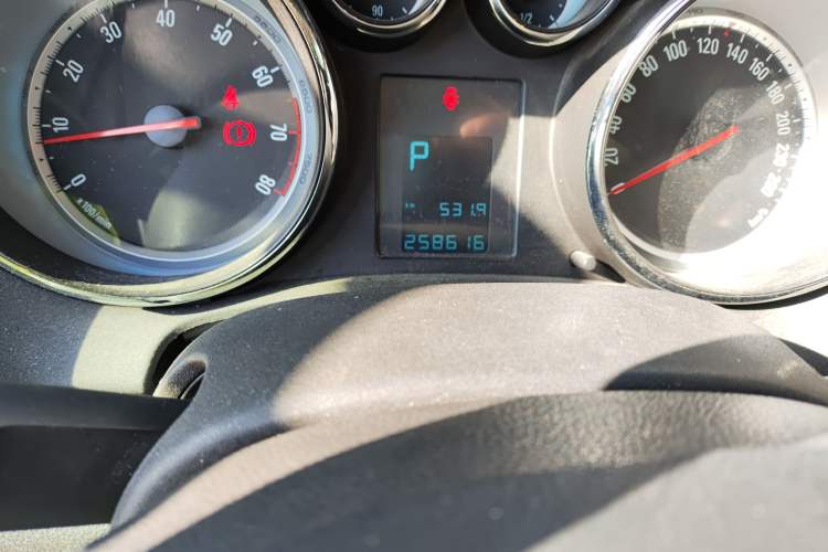 Used Buick GT 2011 GT 1.6T Fashion Sport Edition Leather Model Odometer Close Up