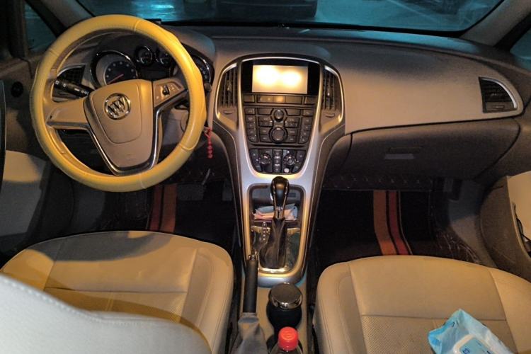 Used Buick GT 2011 GT 1.8L Automatic Fashion Edition Leather Model Center Console