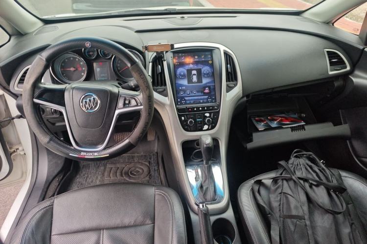 Used Buick GT 2011 GT 1.8L Automatic Fashion Edition Leather Model Center Console