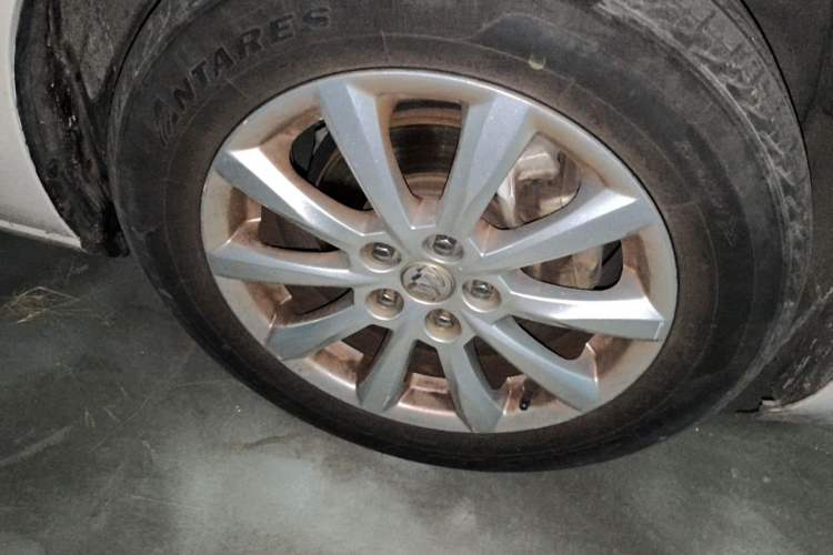 Used Buick GT 2011 GT 1.8L Automatic Fashion Edition Leather Model Right Front Wheel Hub