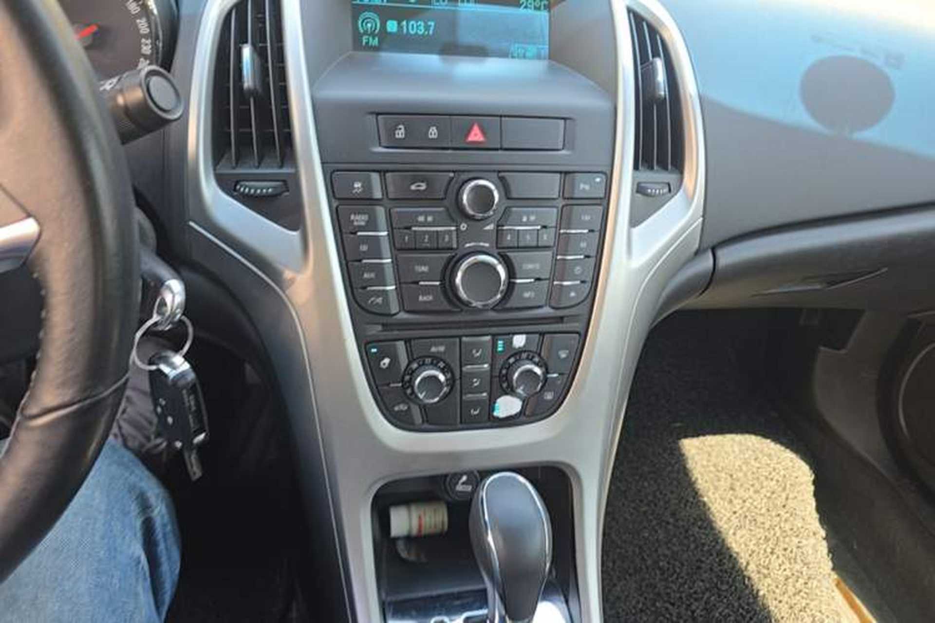Used Buick GT 2011 GT 1.6T Fashion Sport Edition Leather Model Audio And AC Panel