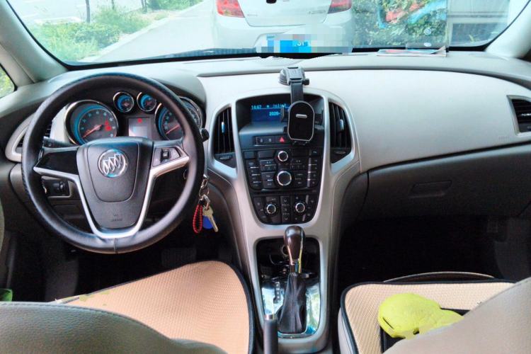 Used Buick GT 2012 XT 1.6L Automatic Fashion Edition Center Console