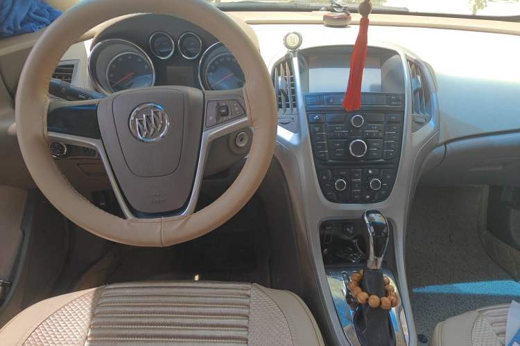 Used Buick GT 2012 GT 1.6L Automatic Fashion Edition Center Console
