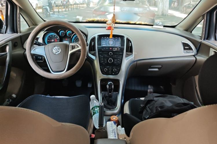 Used Buick GT 2012 GT 1.6L Manual Entry-Level Model Center Console