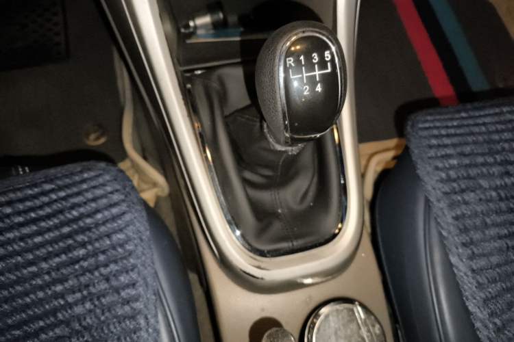 Used Buick GT 2012 GT 1.6L Manual Entry-Level Model Gear Lever