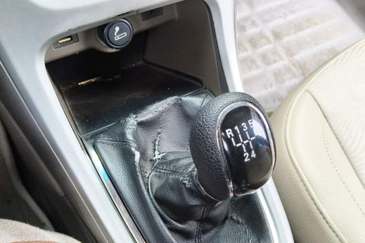 Used Buick GT 2012 GT 1.6L Manual Entry-Level Model Gear Lever