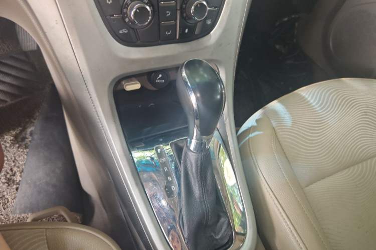 Used Buick GT 2012 GT 1.6L Automatic Fashion Edition Gear Lever