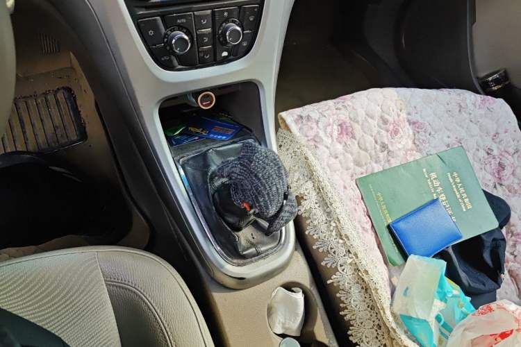 Used Buick GT 2012 GT 1.6L Manual Entry-Level Model Gear Lever